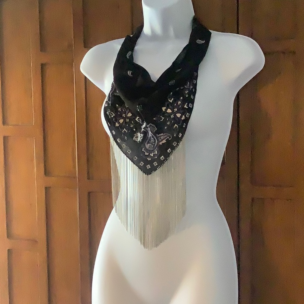 Black scarf necklace OR A mask with a necklace